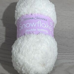 White Fluffy Snowflake Yarn for Plush Projects